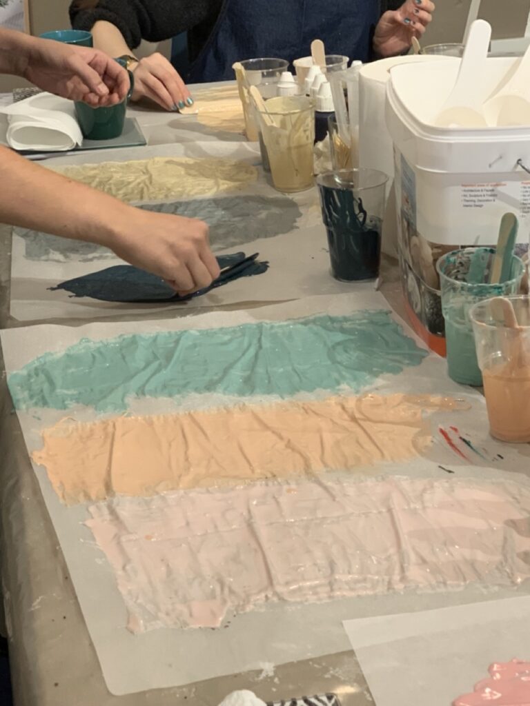 Farbenfrohe Terrazzo-Materialien und Werkzeuge für nachhaltiges Design, Interior und Wohnaccessoires im Hamburger Workshop