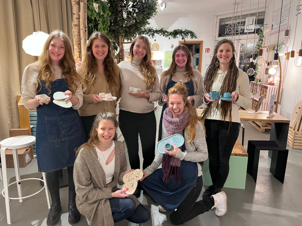 Frauen präsentieren Designprodukte im lokaldesign.de Showroom