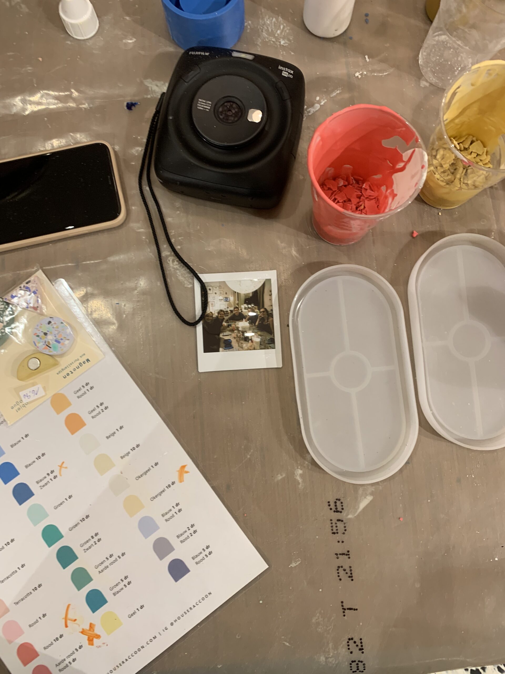 Terrazzo-Workshop Arbeitsplatz mit Farbkarte Pigmenten und Behältern für maßgeschneiderte Designs