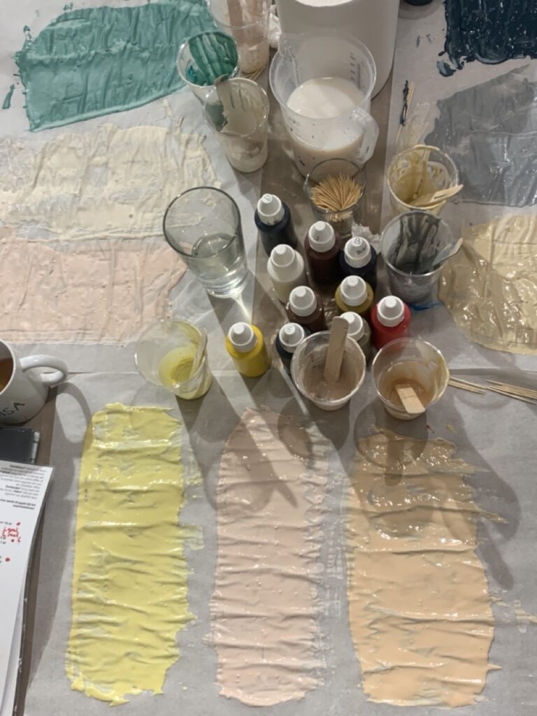 Terrazzo Workshop mit Farbmustern und Designmaterialien für nachhaltiges Interior in Hamburg