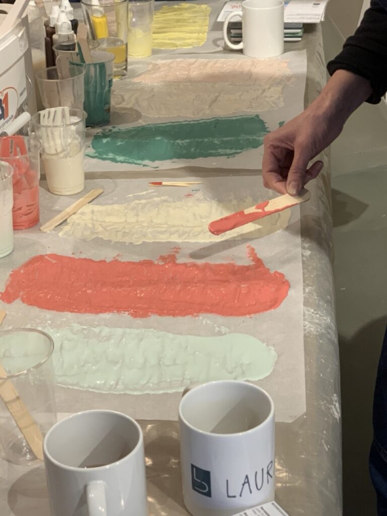 Terrazzo-Workshop in Hamburg: bunte Puderfarben, Pinsel und kreative Arbeitsfläche für nachhaltiges Design