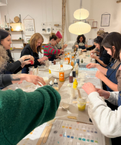 Terrazzo-Workshop in Hamburg: Gruppe mischt Farben und gestaltet nachhaltige Designmöbel und Wohnaccessoires