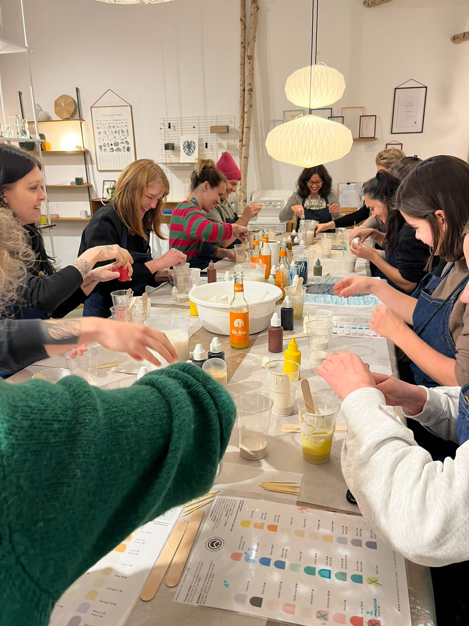 Terrazzo-Workshop in Hamburg: Gruppe mischt Farben und gestaltet nachhaltige Designmöbel und Wohnaccessoires