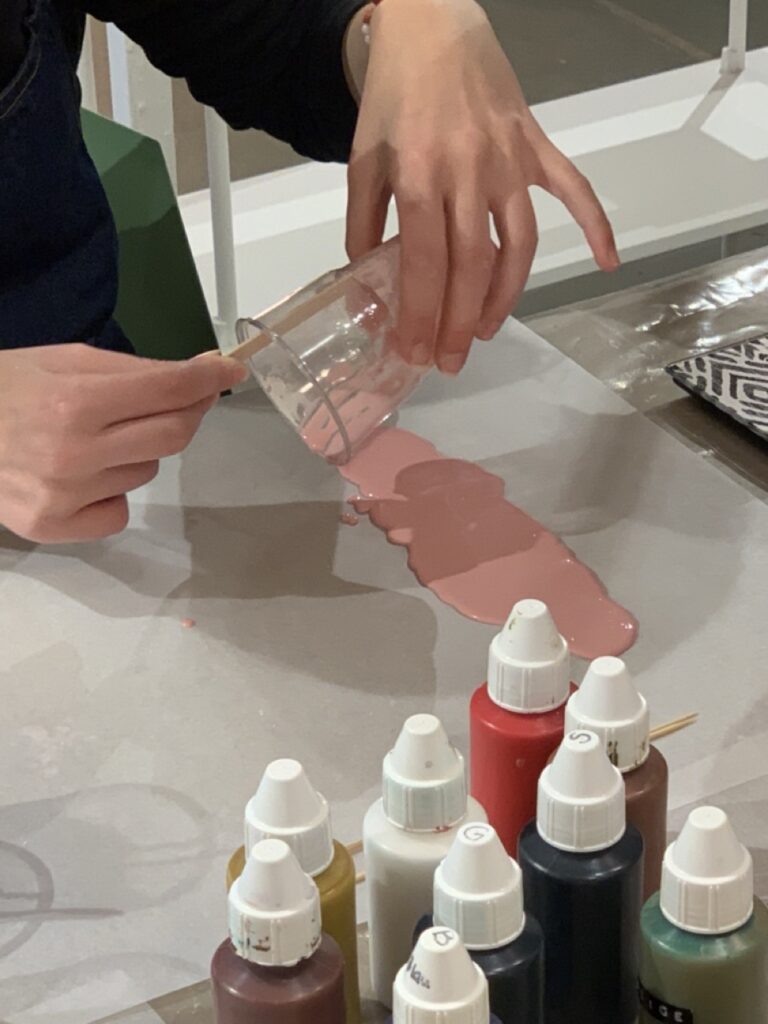 Farben, Tinten und Lacke in Glasbehältern für Terrazzo-Workshop, kreative Materialauswahl für nachhaltiges Interior-Design