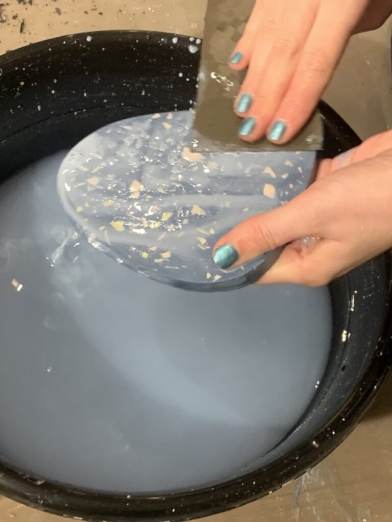 Terrazzo-Workshop: bunte Materialien und Klebstoffbehälter für nachhaltiges Design in Hamburg