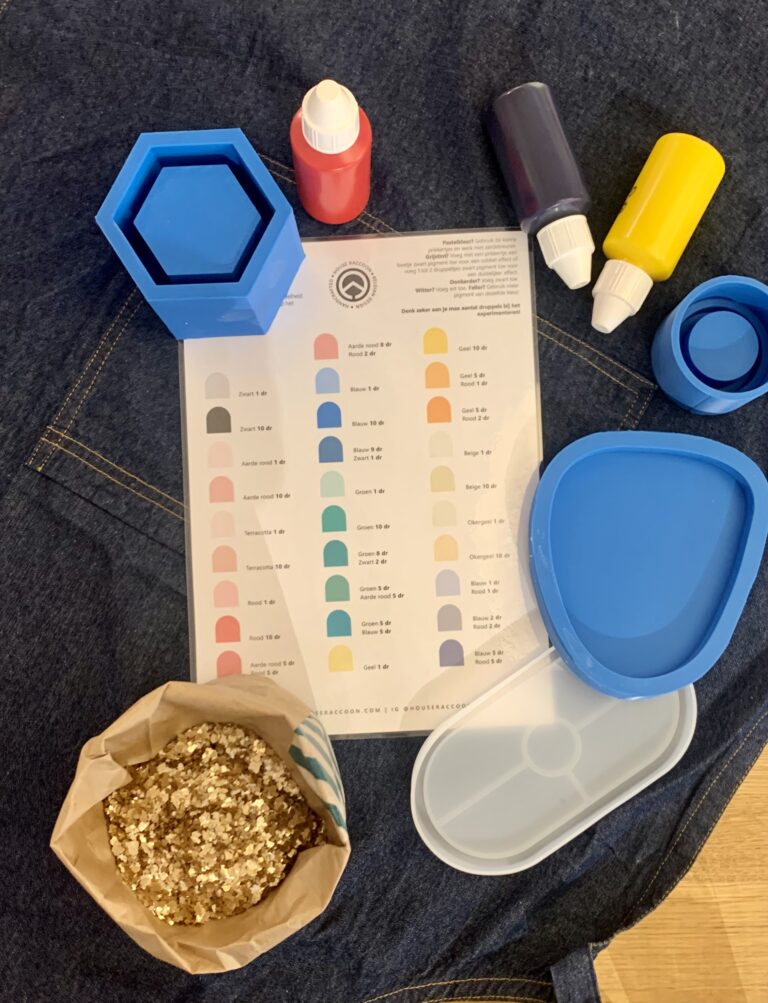 Terrazzo-Workshop mit Farbkugeln, Schüssel, Becher und Glas als nachhaltige Wohnaccessoires für Interior-Design