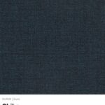 Dunkler Produktionsraum einer blauen Textilfabrik, hochwertige nachhaltige Designmaterialien in industrieller Atmosphäre