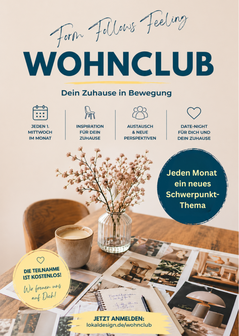 Einladende Raumsituation mit Holztisch, Keramiktasse, Glasvase und inspirierenden Interior-Fotografien