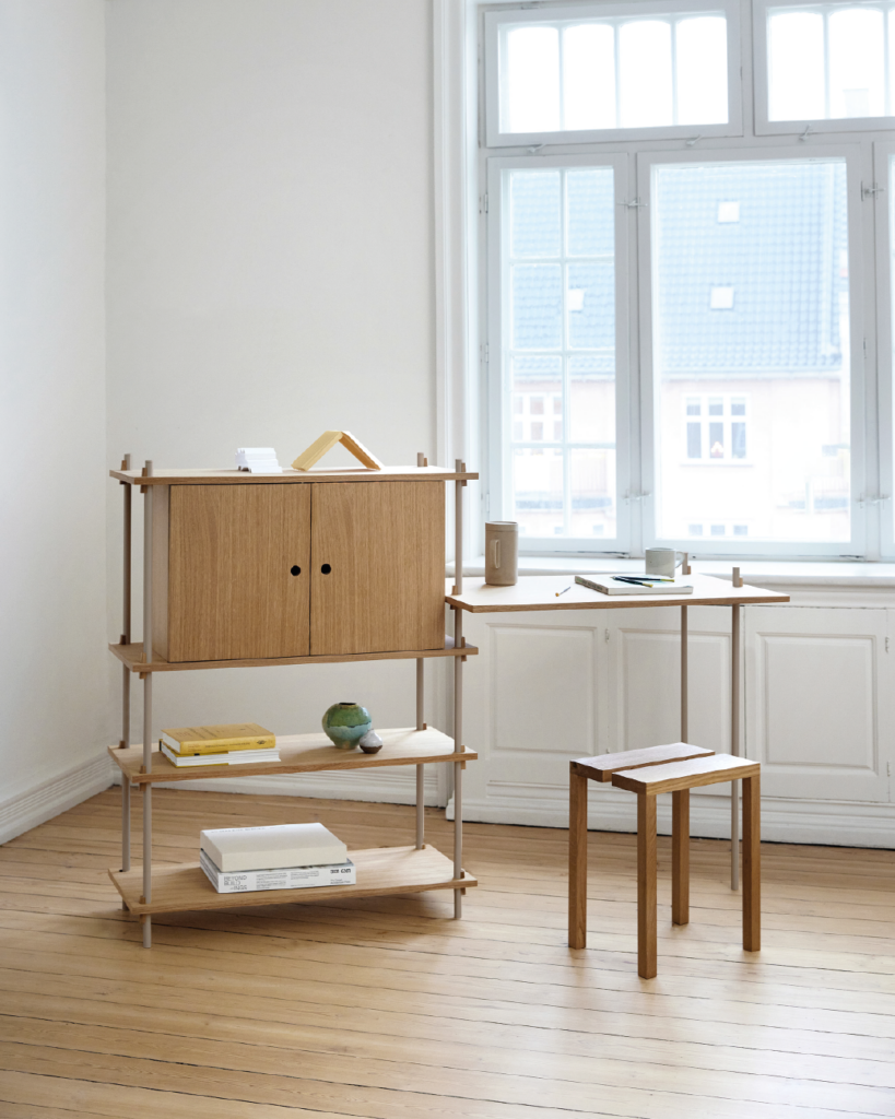 Weiße‑brauner Standfuß mit Schreibmaschine und Buch, minimalistisches Designmöbel‑Accessoire für nachhaltige