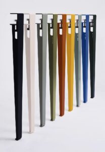 Bunte Tischbeine aus nachhaltigen Materialien in Blau, Orange und Grün, neue Farbpalette 2025 – Designmöbel Interior