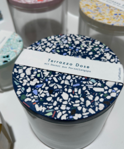 Bunte Design-Behälter aus Terrazzo und anderen Materialien als nachhaltige Wohnaccessoires im Interior