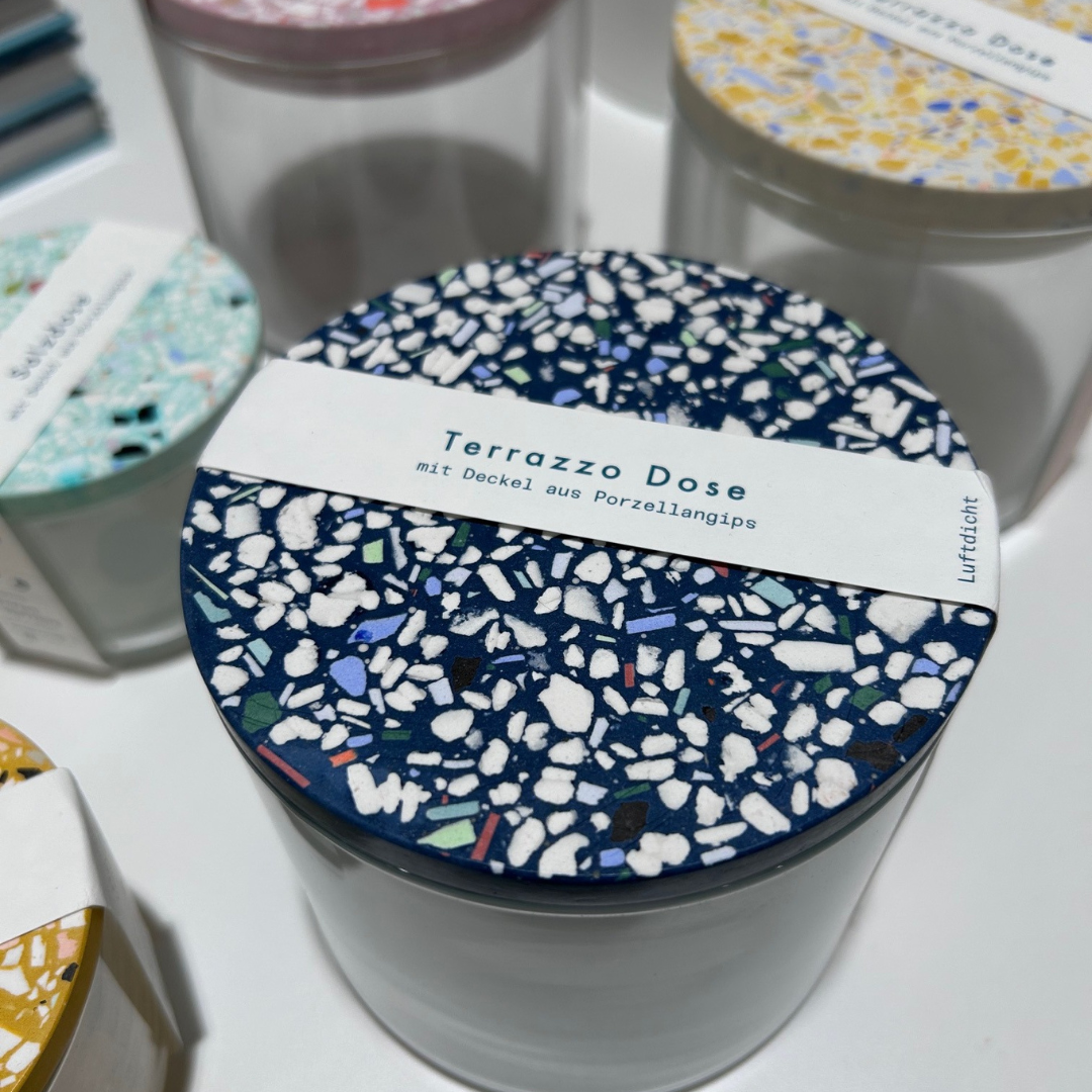 Bunte Design-Behälter aus Terrazzo und anderen Materialien als nachhaltige Wohnaccessoires im Interior