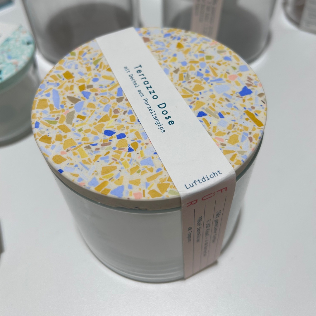 Terrazzo Dose, Glasbehälter mit Tuch im weißen, kühlen Raum – stilvolles Wohnaccessoire für nachhaltiges Interior-Design