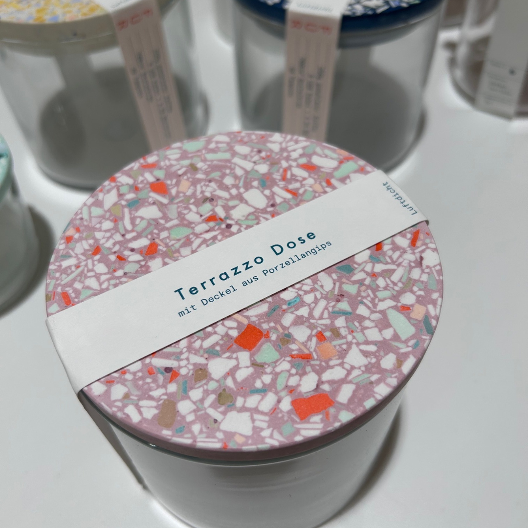 Terrazzo Dose mit Porzellanoptik und bunten Mosaiksteinen