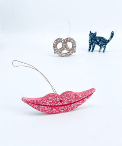 Glitzernde Weihnachtsbaumanhänger in Chili, Brezel und Katzenform als nachhaltige Design-Wohnaccessoires