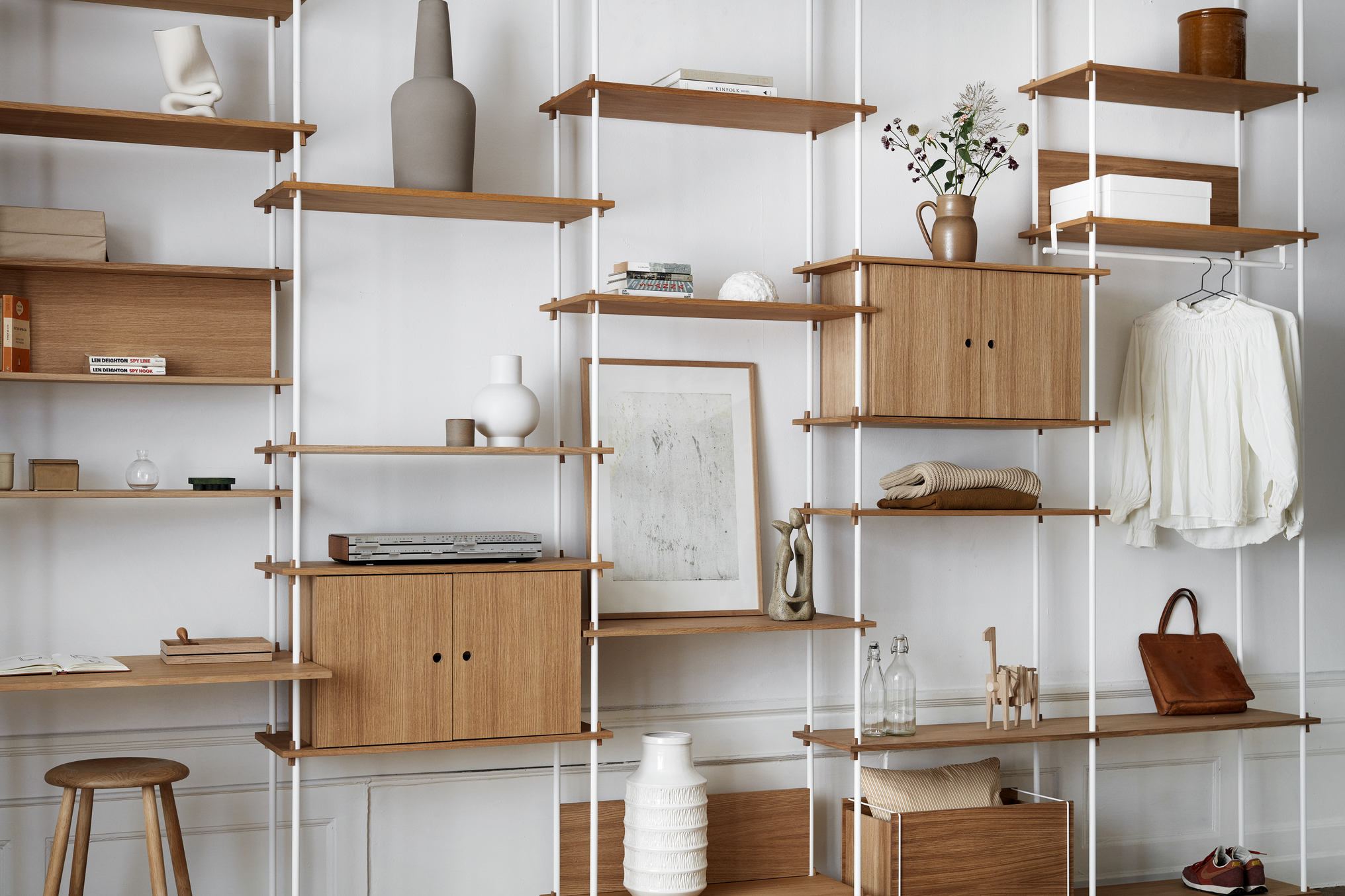 Modernes Regalsystem aus Holz und Metall in minimalistischem Design