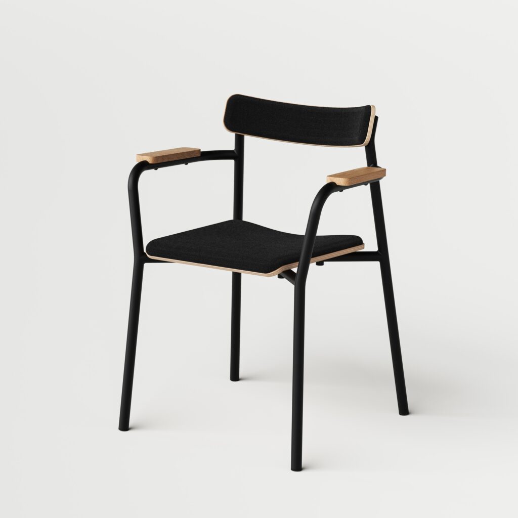 Moderner schwarzer Designstuhl aus Holz und Metall im hellen Interior, Teil der tiptoe Etude Kollektion, stilvolle