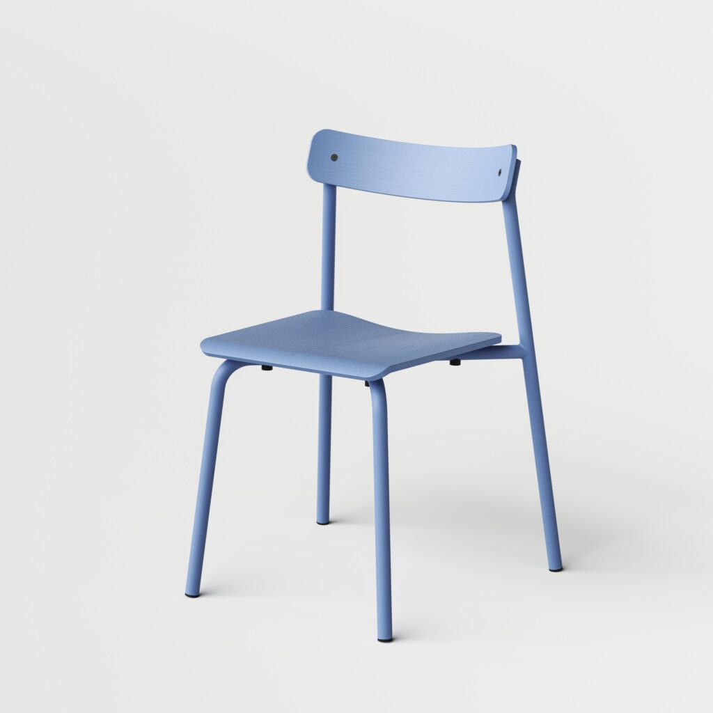 Blauer Holzstuhl von tiptoe, schlichtes Designmoebel für nachhaltiges Interior, moderne Einrichtung in Hamburg