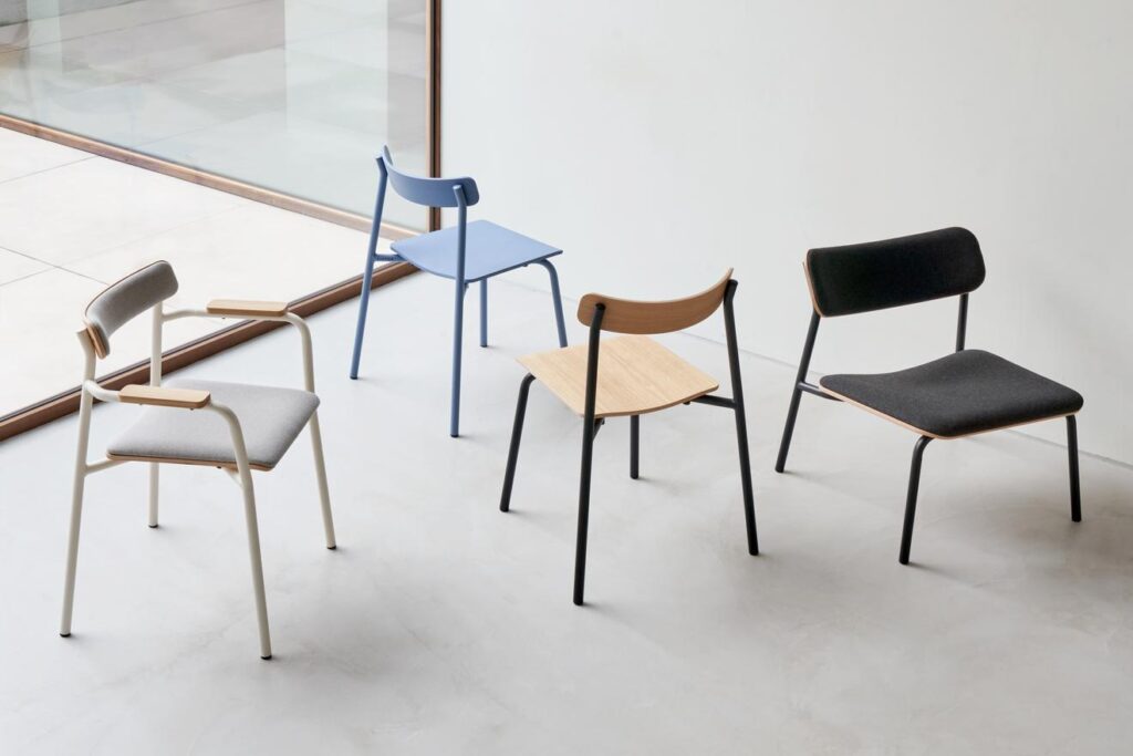 Verschiedene Designmöbel-Stühle in Farben und Materialien im weißen Interior, inspirierende Einrichtung für nachhaltiges