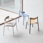 Moderne Designstühle in minimalistischer Anordnung