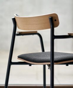 Schwarzer Holz-Designstuhl von tiptoe, modernes nachhaltiges Designmöbel im minimalistischen Interior