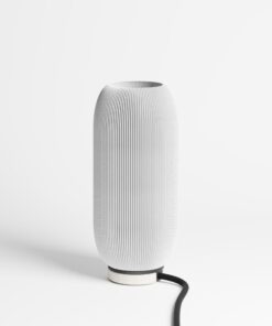 Weiße Keramikvase als nachhaltiges Wohnaccessoires im minimalistischen Interior von lokaldesign.de