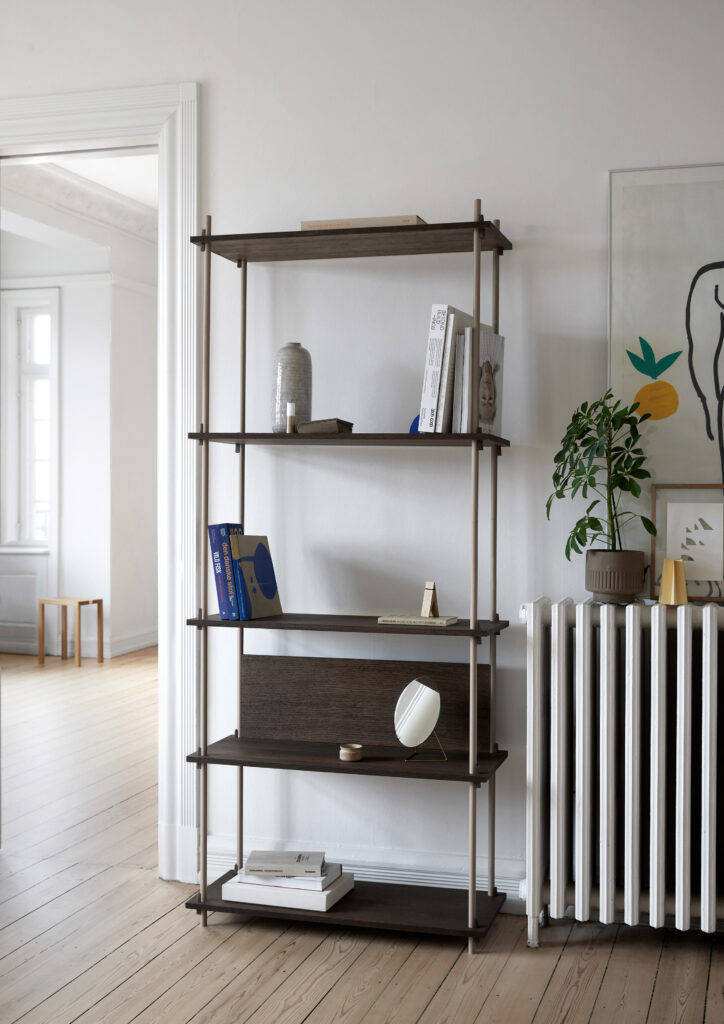 MOEBE Shelving System aus rauchigem Eichenholz in Warmgrau, stilvolle Designmöbel für nachhaltiges Interior und