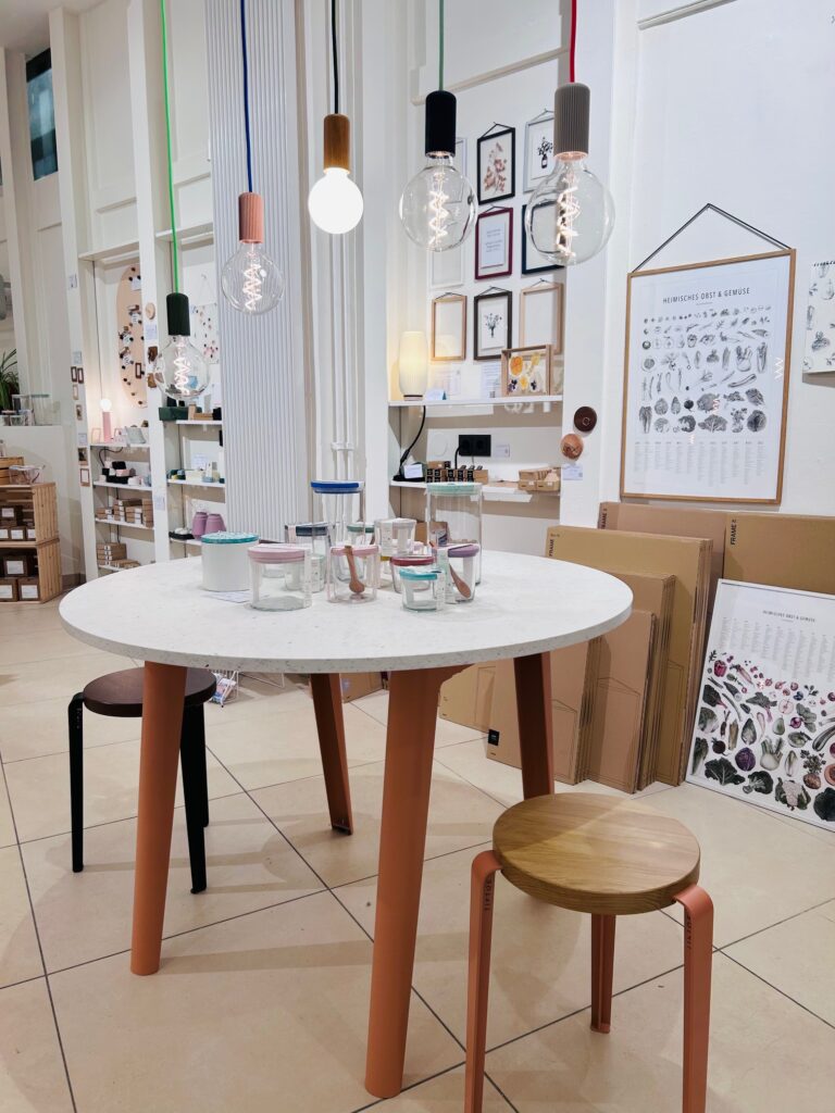 Designmöbel und Wohnaccessoires aus untypischen Materialien im lokalen Concept Store