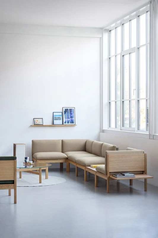 Minimalistisches MOEBE Sofa in hellem Eichenholz – Skandinavisches Flair