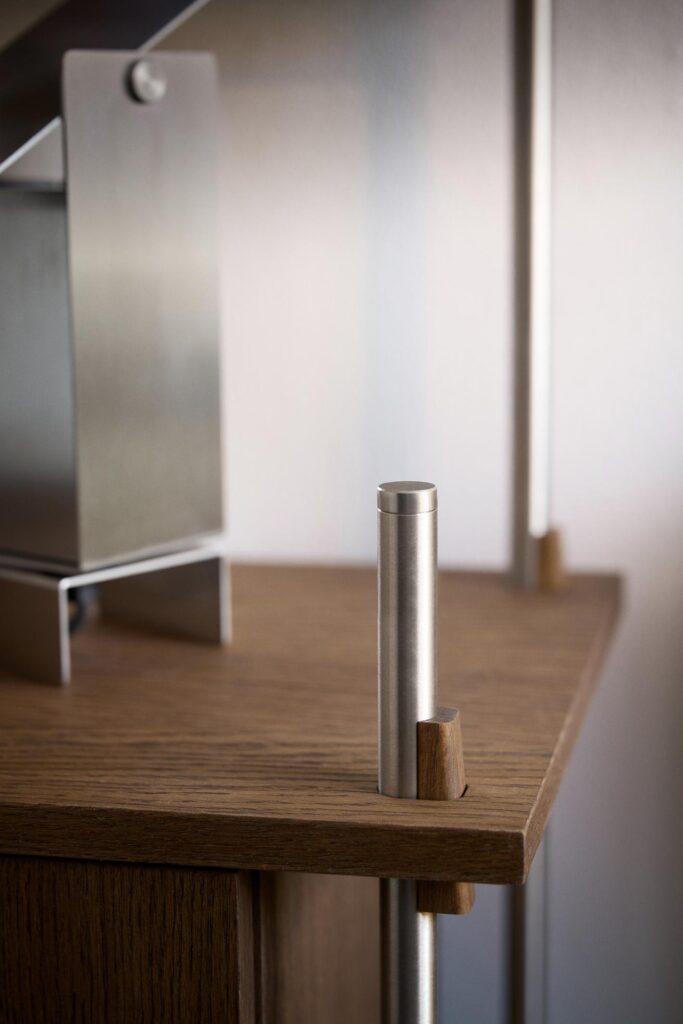Nachhaltiges Designmöbel Shelving System aus smoked oak und Edelstahl im minimalistischen Interior, Hamburg