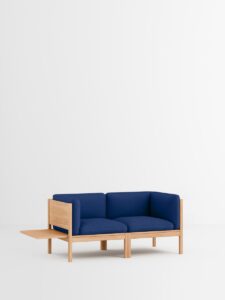Modernes blaues 2‑Sitzer Modular‑Sofa mit Armlehnen und seitlichem Beistelltisch, nachhaltiges Designmöbel für Interior