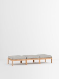 Beige Holz-Bank im minimalistischen weißen Raum, nachhaltiges Designmöbel für Interior und Einrichtung in Hamburg