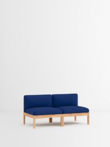 Modernes blaues 2‑Sitzer Modular‑Sofa aus Holz, zeitloses Designmöbel für nachhaltige Interior‑Einrichtung in Hamburg