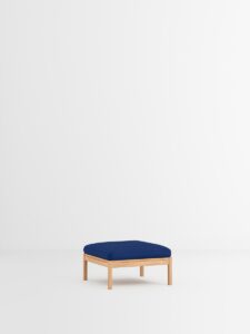 Hocker Field2 aus nachhaltigem Holz mit blauem Teppich, modernes Designmöbel für minimalistisches Interior, Hamburg