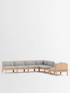 Modulares Designmöbel Sofa in L‑Form, beiger Stoff und Holzrahmen, nachhaltiges Interior für stilvolle Einrichtung in Hamburg