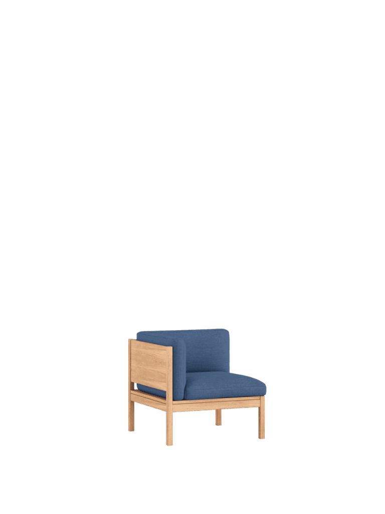 Ein einfacher Holzstuhl aus nachhaltigem Designmöbel im grünen Wohnraum, moderne Einrichtung von lokalem Hamburg Design