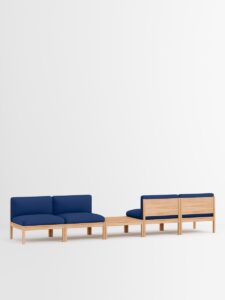 Modulares Sofa-Set in Blau, aus nachhaltigem Holz, modernes Designmöbel im hellen Interior eines Hamburger Concept Stores