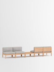 Modulares Designmöbel Sofa-Set aus hellem Holz, minimaler Interior in weißem Raum, nachhaltige Einrichtung, Hamburg