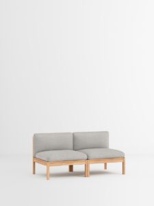 Schlichtes Holz-Designmöbel Sofa mit 2 Sitzplätzen im weißen Raum, modernes Interior, nachhaltiges Design aus Hamburg