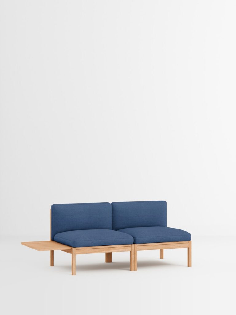 Blaues, schlichtes Modular‑Sofa aus Holz im minimalistischen weißen Interior, nachhaltiges Designmöbel für moderne
