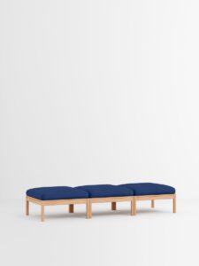 Modulares 3‑Sitzer Daybed aus Holz, schlichtes Design, nachhaltige Designmöbel für Interior und Einrichtung in Hamburg