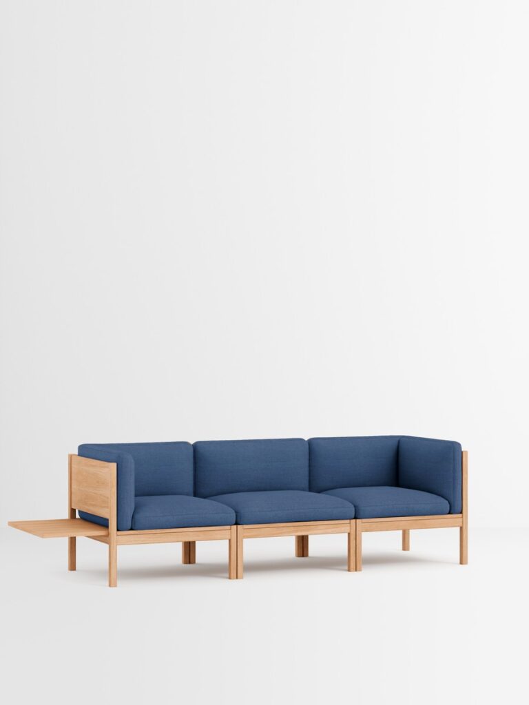Modulares Designsofa aus nachhaltigem Holz im hellen Wohninterieur, stilvolle Einrichtung für mehrere Personen