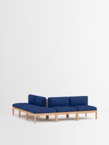Blaues modulares Sofa auf Standfuß im weißen Raum, modernes Designmöbel für nachhaltige Interior‑Einrichtung