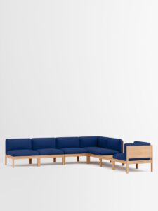 Modulares Ecksofa in Dunkelblau mit Eichenholzrahmen als nachhaltiges Designmöbel für modernes Interior in Hamburg