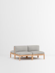 Modulares Designmöbel Sofa mit weißem Kissen und hellen Holzrahmen, stilvolles Interior für helle Einrichtung