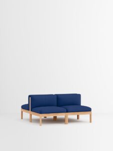 Blaues, modulares Designmöbel‑Sofa aus Holz, modern‑klassisch, für nachhaltige Interior‑Einrichtung im Hamburger Store