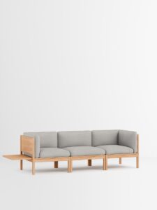Modulares 3‑Sitzer Sofa aus Holz und Leder mit Armlehnen und Beistelltisch, nachhaltiges Designmöbel für Interior in Hamburg