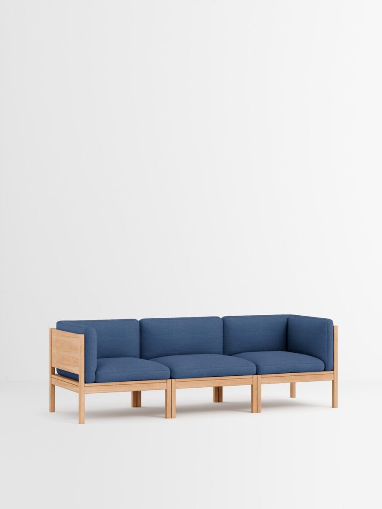 Modulares Designmöbel Sofa aus nachhaltigem Holz, schlichtes Interior in hellem Wohnraum, minimalistische Einrichtung