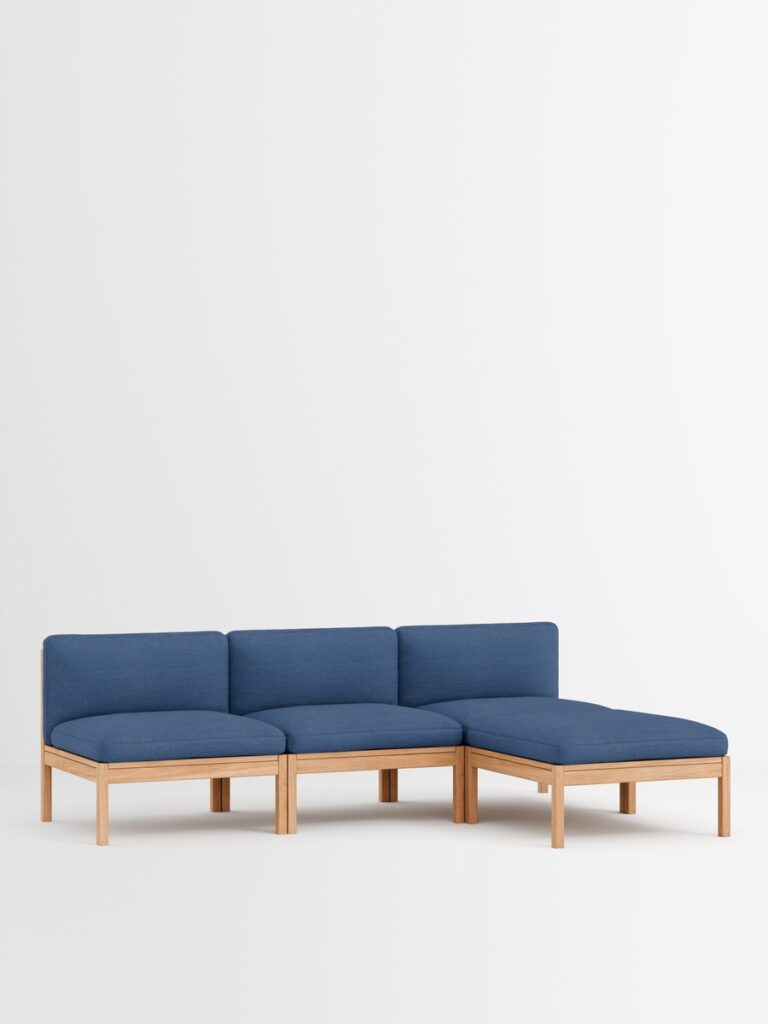 Modernes modulares Designmöbel Sofa mit blauem Kissen und Holzrahmen, nachhaltiges Interior für stilvolle Einrichtung in