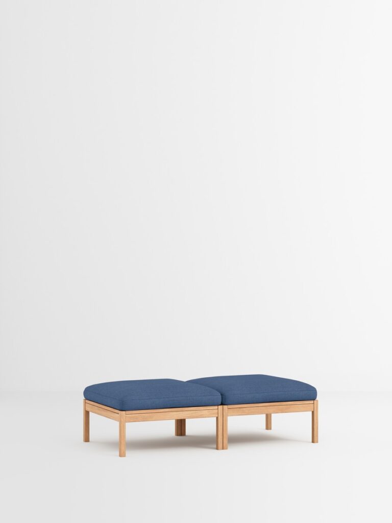 Modernes modulares Sofa aus Re-Wool, blaues Tagesbett auf Holzplattform, Designmöbel für Interior in Hamburg